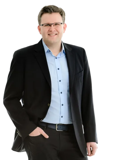 André Jagusch im dunklen Sakko und hellblauen Hemd